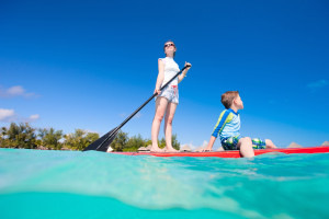 Familie beim Stand Up Paddling